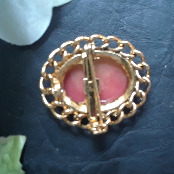 Cameo Brooch Goldtone - Picture 2 of 3